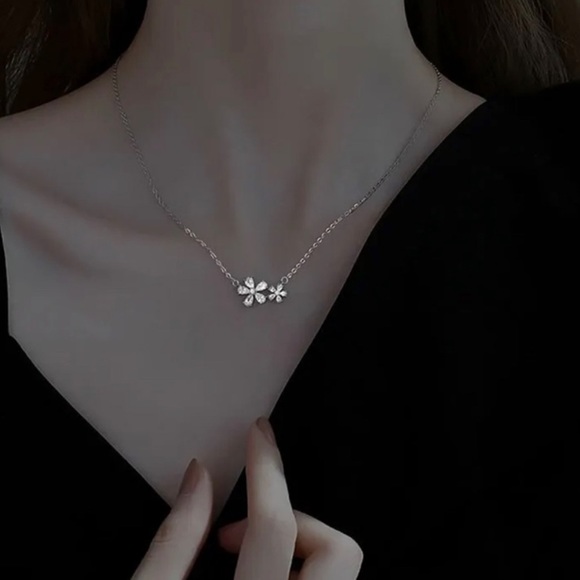 🆕 Silver | Crystal Flower Necklace | NWT - Picture 2 of 5